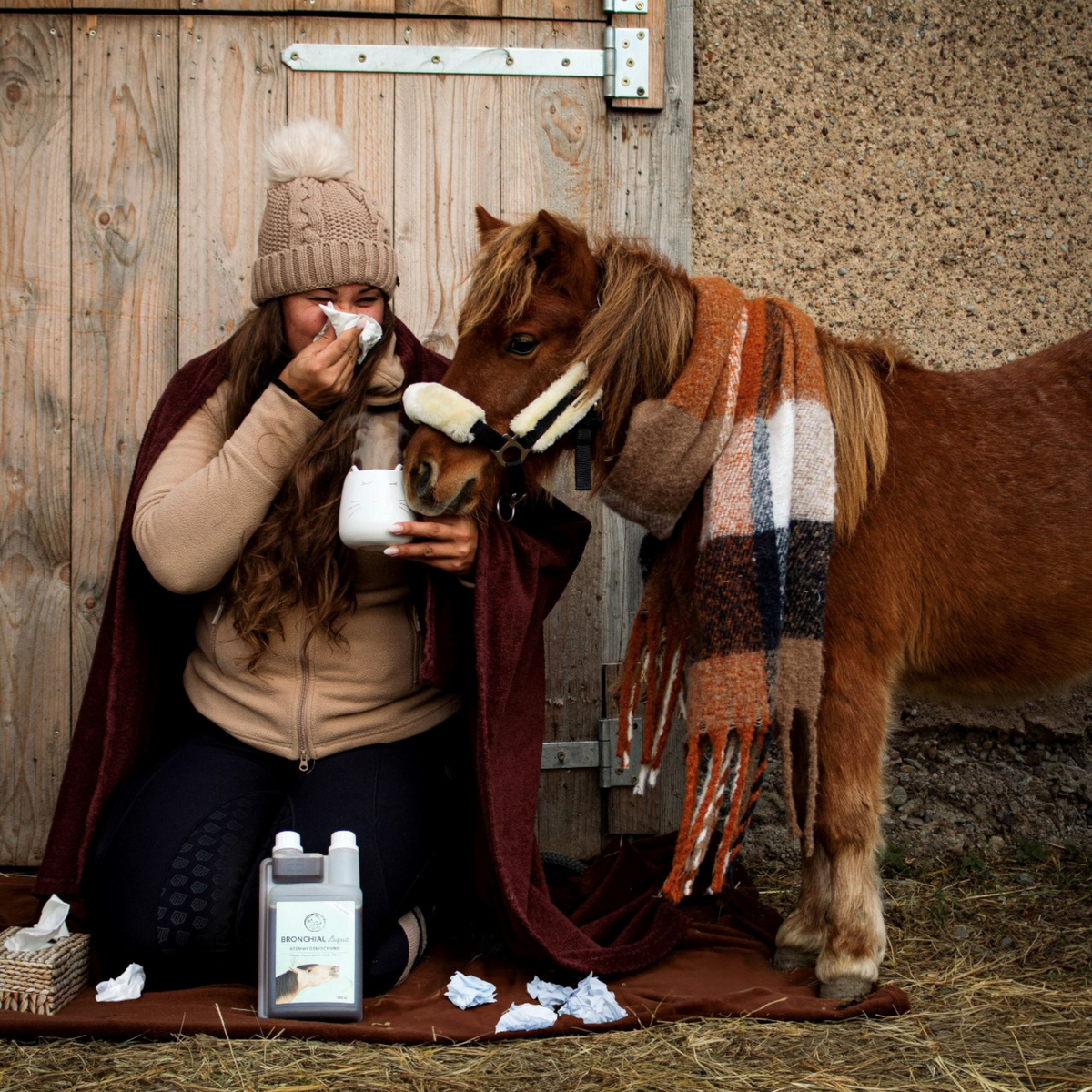 Frau mit Pony im Stall – Annimally Engagement für Tiere